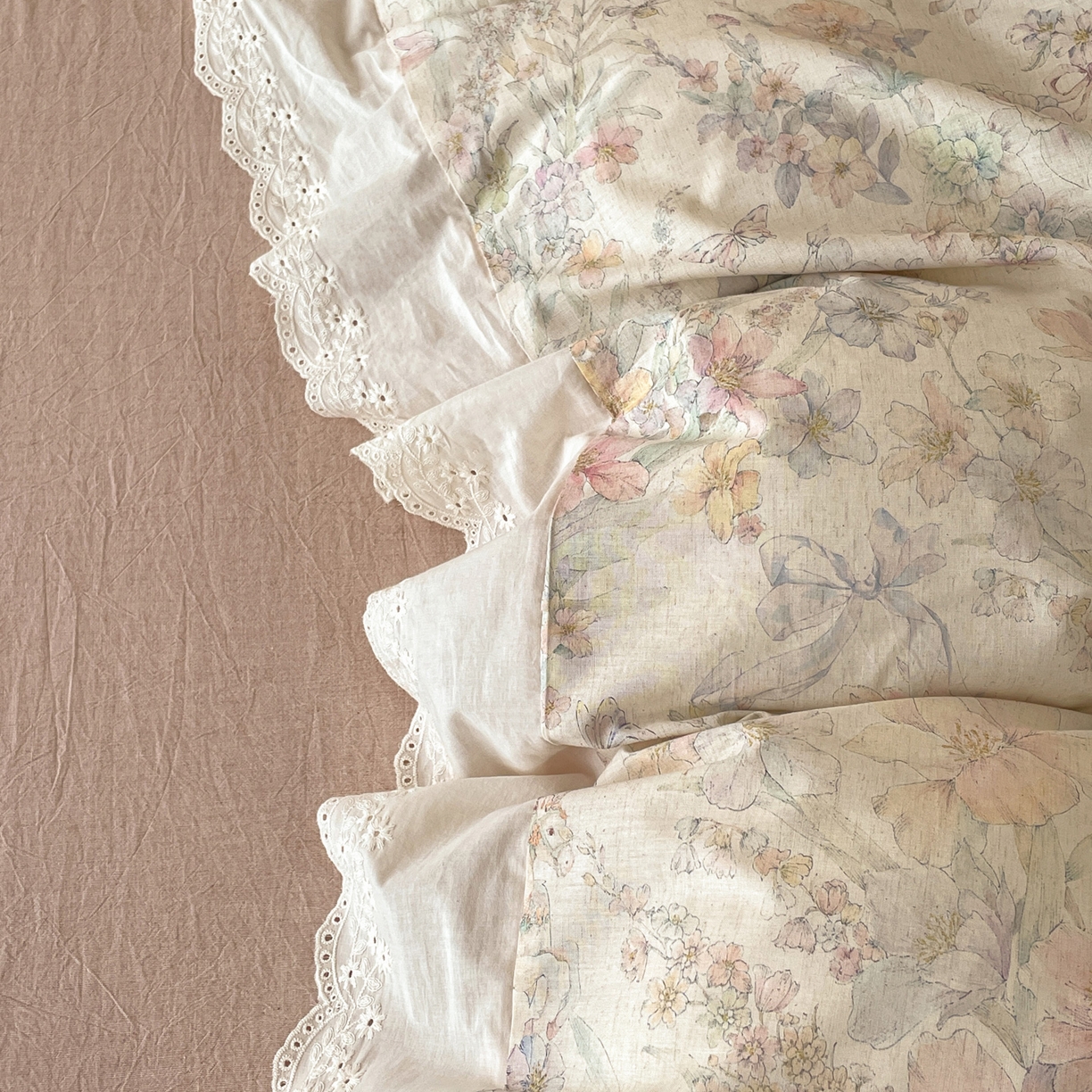 91家纺网 家纺一手货源 找家纺 莱登卡奴 2026新款A类棉麻数码印花25%麻75%棉法式复古花边四件套 紫鸢粉