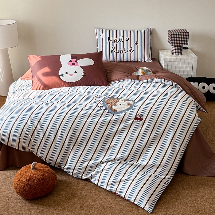 91家纺网 家纺一手货源 找家纺 HL原创 2026春夏新款全棉纯棉13372活性数码贴布绣四件套 爱心兔