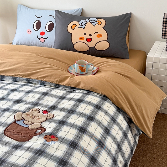 91家纺网 家纺一手货源 找家纺 HL原创 2026春夏新款全棉纯棉13372活性数码贴布绣四件套 茶杯熊