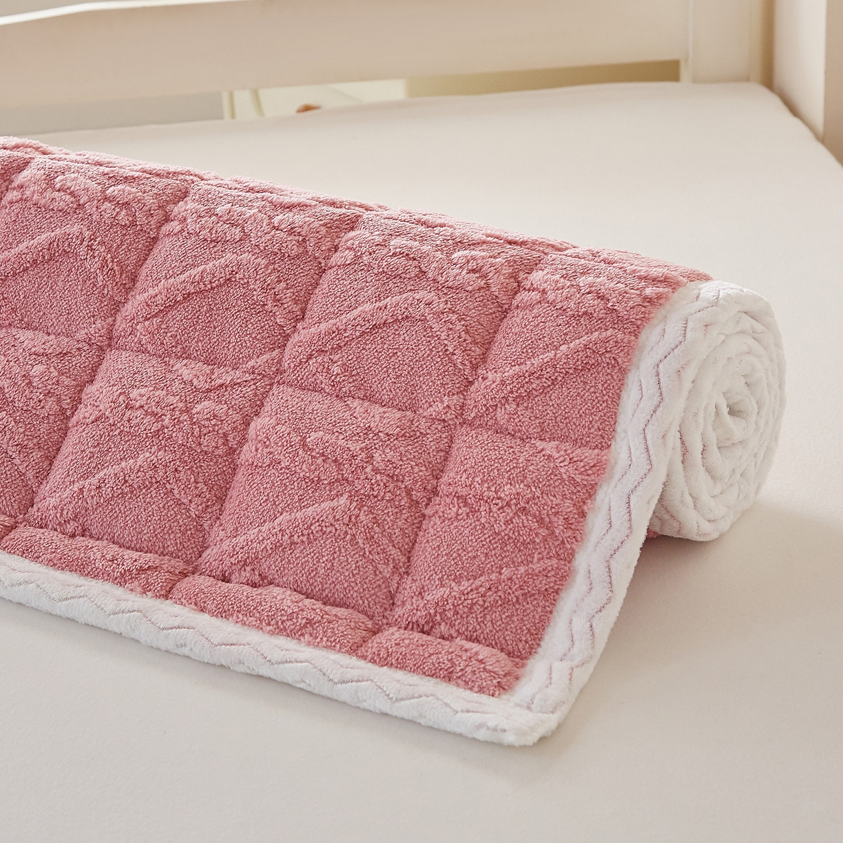 91家纺网 家纺一手货源 找家纺 月茶家纺 2026新款塔芙绒无胶棉磨毛床护垫--学生款 豆沙粉