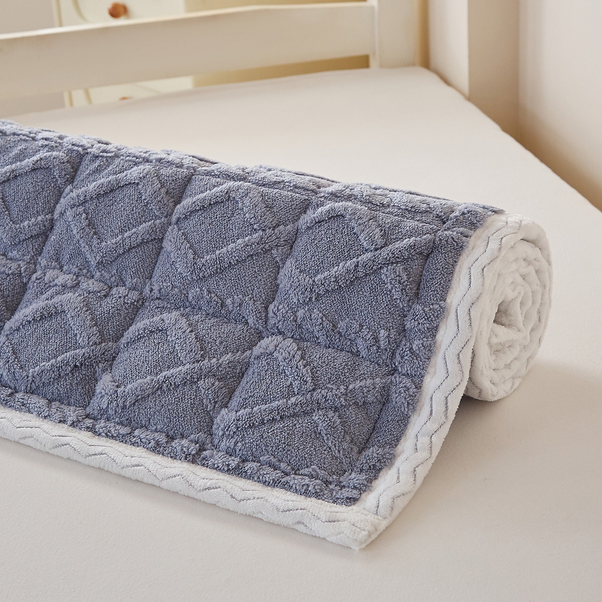 91家纺网 家纺一手货源 找家纺 月茶家纺 2026新款塔芙绒无胶棉磨毛床护垫--学生款 高级灰