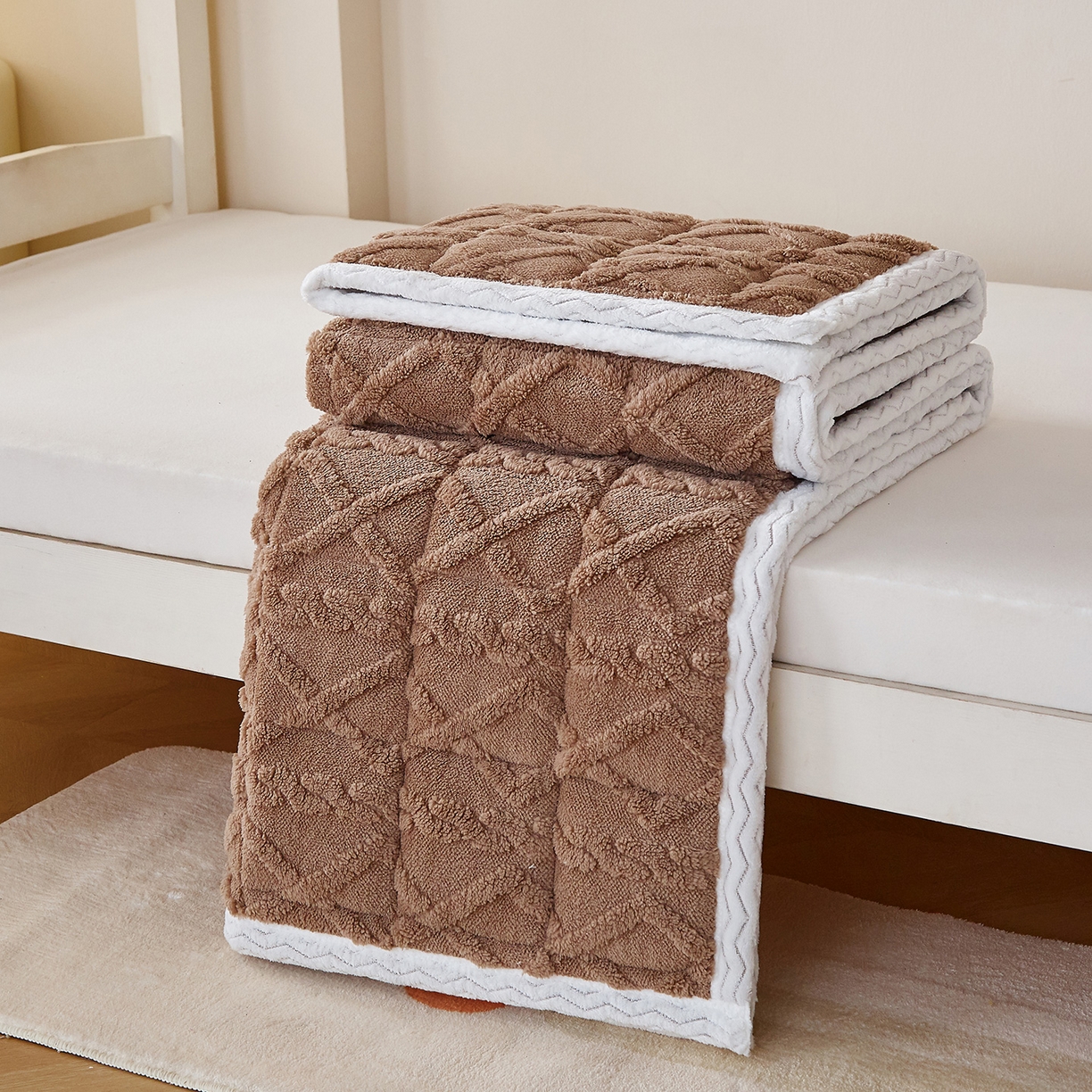 91家纺网 家纺一手货源 找家纺 月茶家纺 2026新款塔芙绒无胶棉磨毛床护垫--学生款 奶油咖