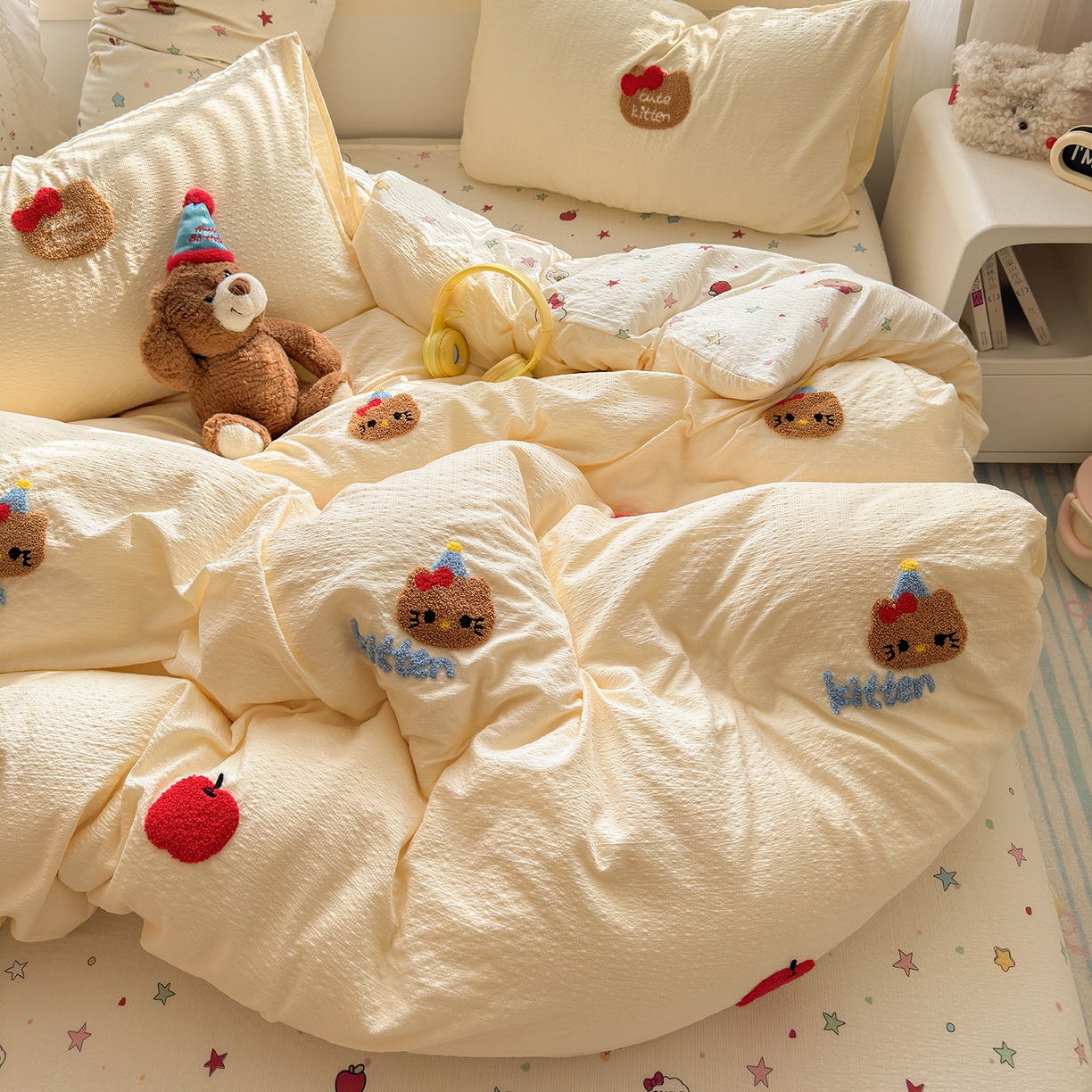 91家纺网 家纺一手货源 找家纺 优承佳生活馆 2026新款高克重超柔泡芙双层纱面料卡通毛巾绣三件套四件套单被套系列 哈喽kt