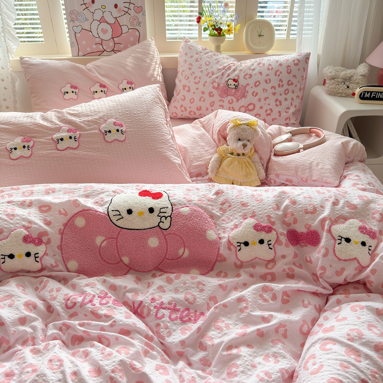 91家纺网 家纺一手货源 找家纺 优承佳生活馆 2026新款高克重超柔泡芙双层纱面料卡通毛巾绣三件套四件套单被套系列 蝴蝶结粉kt