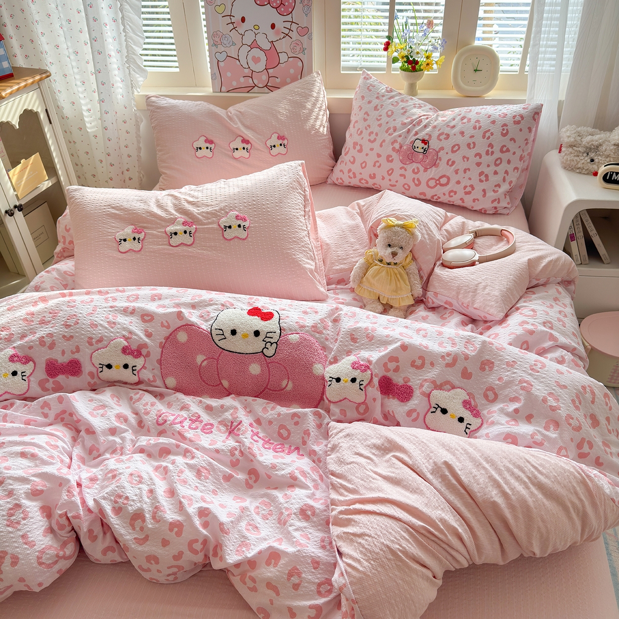 91家纺网 家纺一手货源 找家纺 优承佳生活馆 2026新款高克重超柔泡芙双层纱面料卡通毛巾绣三件套四件套单被套系列 蝴蝶结粉kt