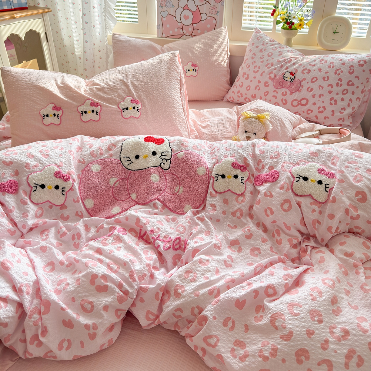 91家纺网 家纺一手货源 找家纺 优承佳生活馆 2026新款高克重超柔泡芙双层纱面料卡通毛巾绣三件套四件套单被套系列 蝴蝶结粉kt