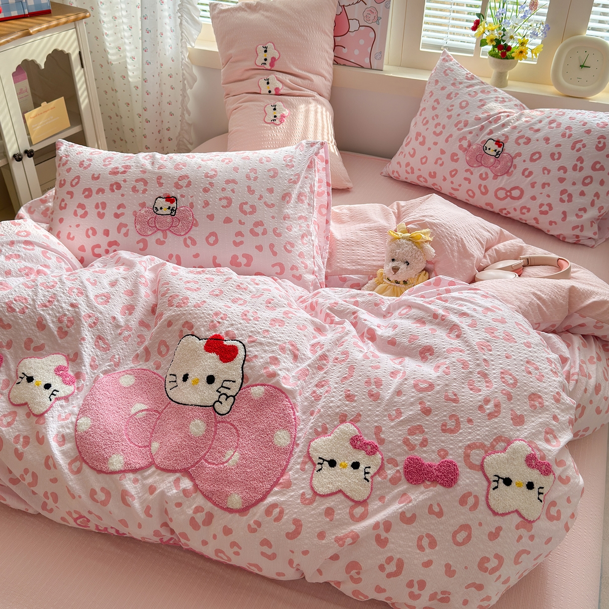 91家纺网 家纺一手货源 找家纺 优承佳生活馆 2026新款高克重超柔泡芙双层纱面料卡通毛巾绣三件套四件套单被套系列 蝴蝶结粉kt