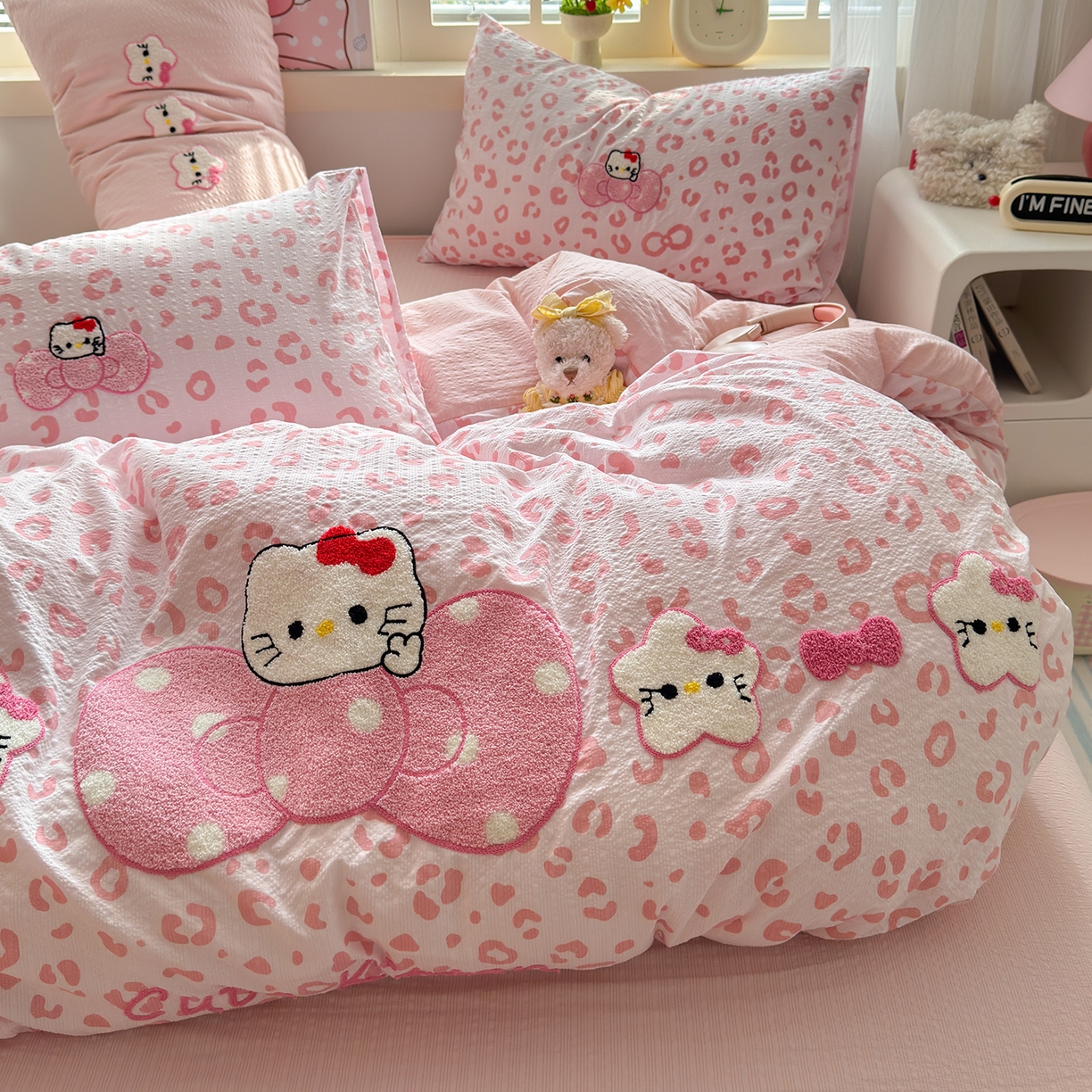 91家纺网 家纺一手货源 找家纺 优承佳生活馆 2026新款高克重超柔泡芙双层纱面料卡通毛巾绣三件套四件套单被套系列 蝴蝶结粉kt