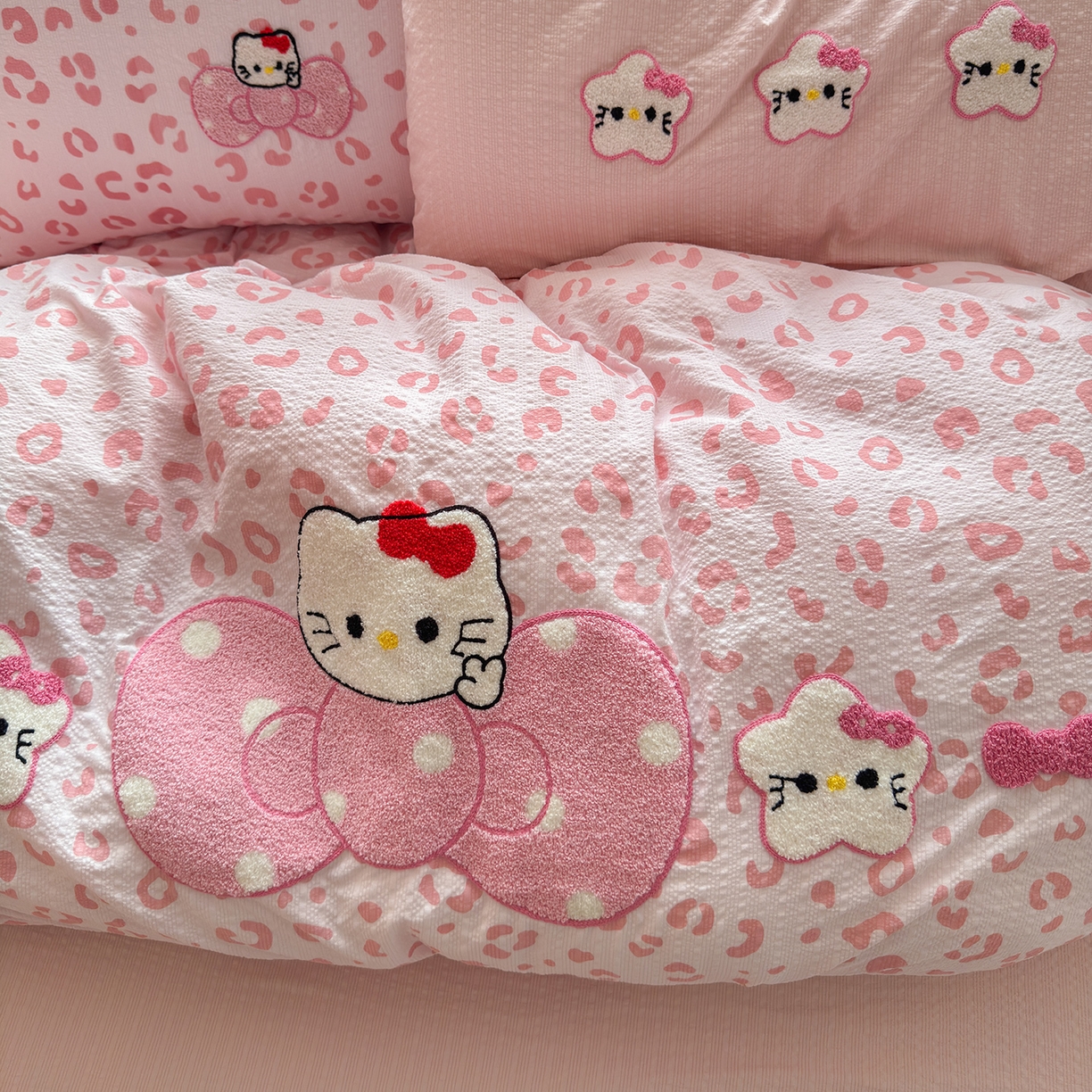 91家纺网 家纺一手货源 找家纺 优承佳生活馆 2026新款高克重超柔泡芙双层纱面料卡通毛巾绣三件套四件套单被套系列 蝴蝶结粉kt