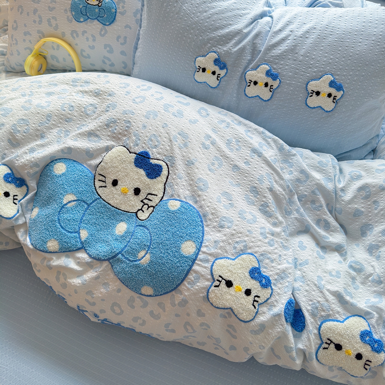 91家纺网 家纺一手货源 找家纺 优承佳生活馆 2026新款高克重超柔泡芙双层纱面料卡通毛巾绣三件套四件套单被套系列 蝴蝶结蓝kt