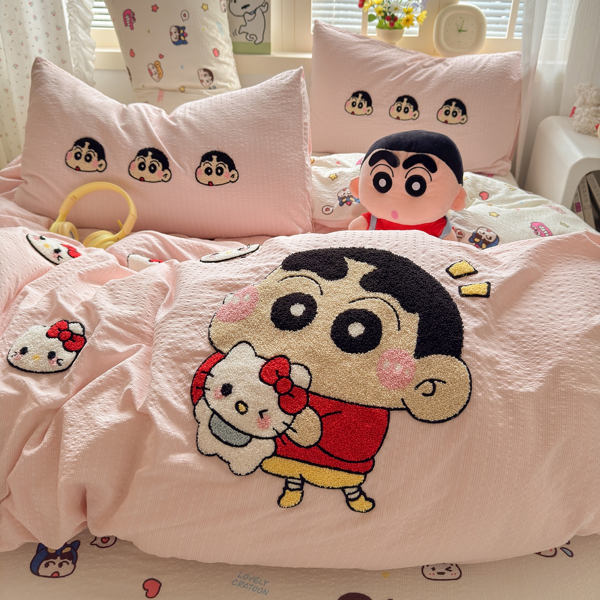 91家纺网 家纺一手货源 找家纺 优承佳生活馆 2026新款高克重超柔泡芙双层纱面料卡通毛巾绣三件套四件套单被套系列 萌萌小新