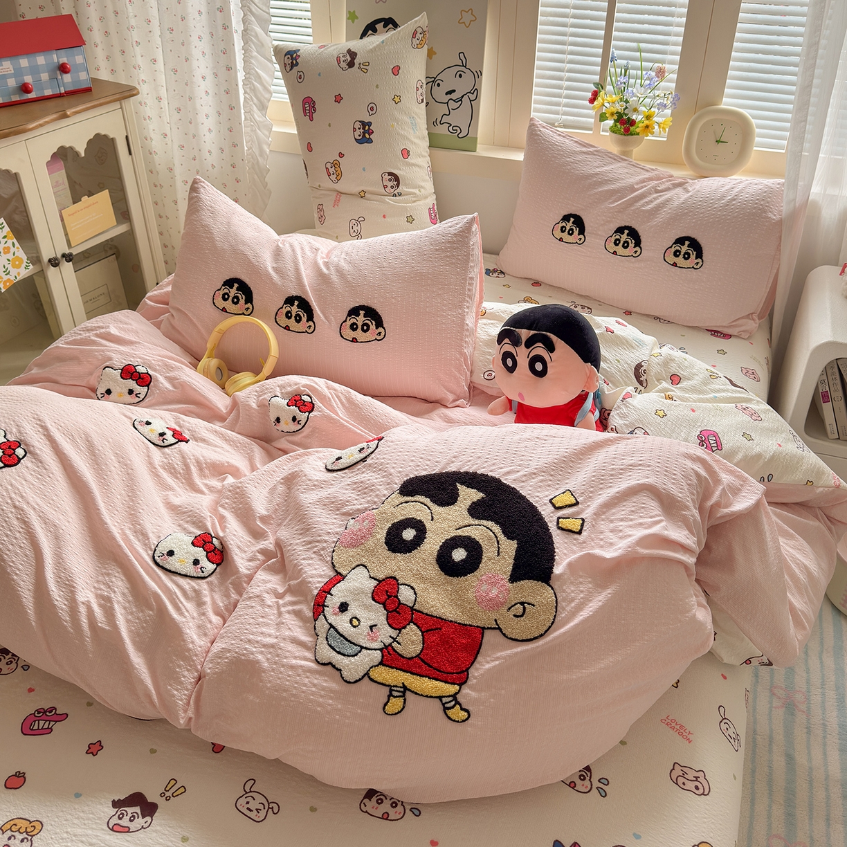 91家纺网 家纺一手货源 找家纺 优承佳生活馆 2026新款高克重超柔泡芙双层纱面料卡通毛巾绣三件套四件套单被套系列 萌萌小新