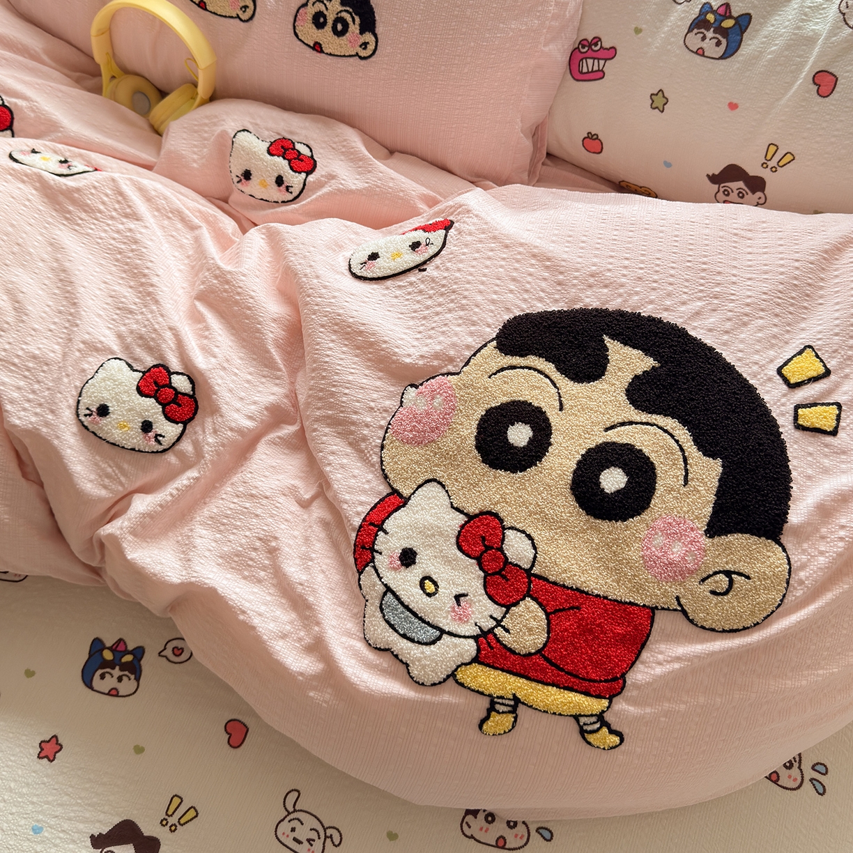 91家纺网 家纺一手货源 找家纺 优承佳生活馆 2026新款高克重超柔泡芙双层纱面料卡通毛巾绣三件套四件套单被套系列 萌萌小新