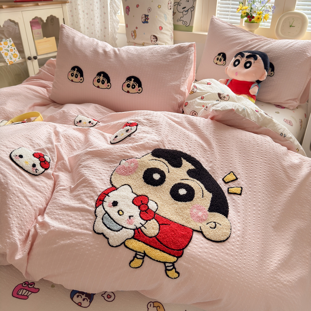 91家纺网 家纺一手货源 找家纺 优承佳生活馆 2026新款高克重超柔泡芙双层纱面料卡通毛巾绣三件套四件套单被套系列 萌萌小新