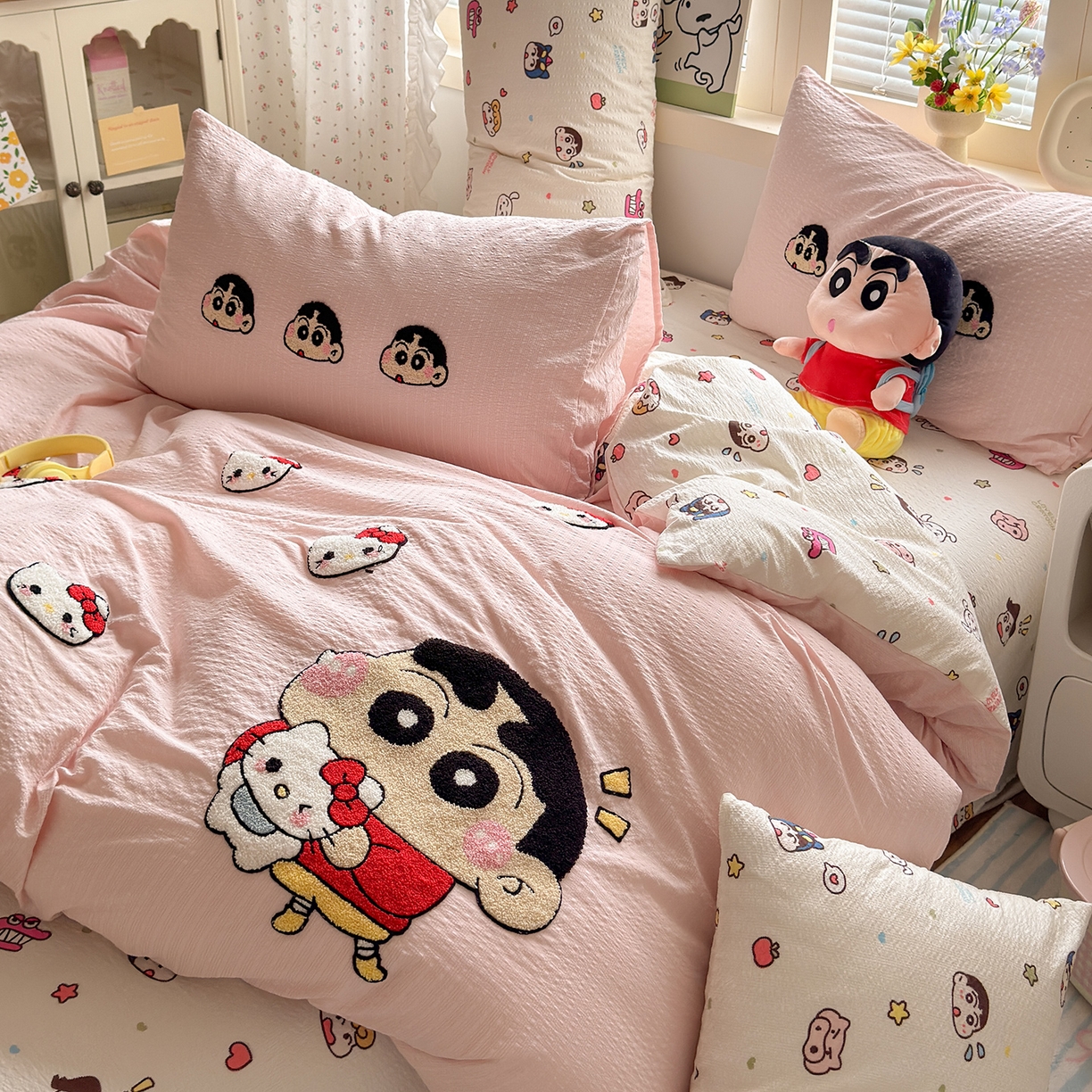 91家纺网 家纺一手货源 找家纺 优承佳生活馆 2026新款高克重超柔泡芙双层纱面料卡通毛巾绣三件套四件套单被套系列 萌萌小新