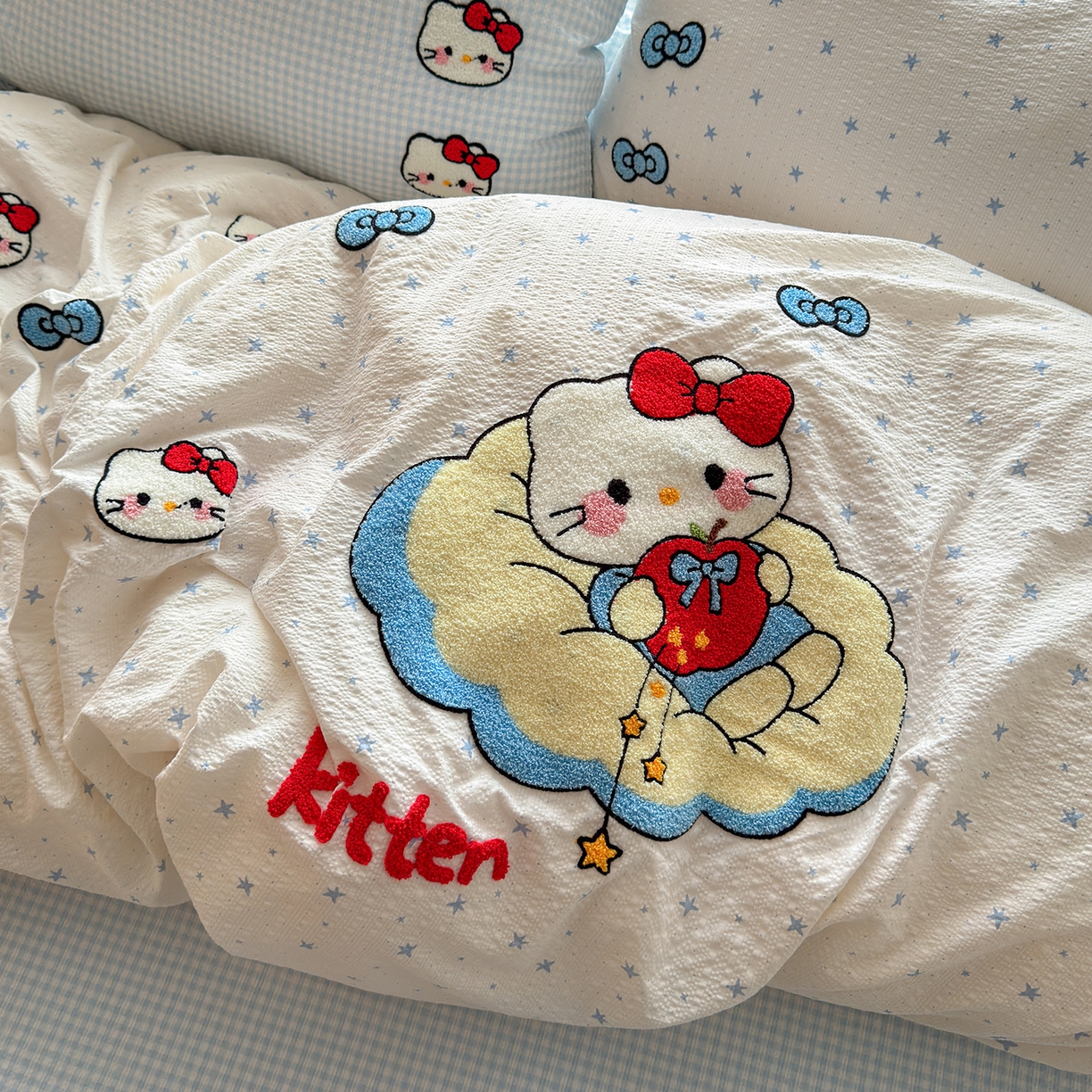 91家纺网 家纺一手货源 找家纺 优承佳生活馆 2026新款高克重超柔泡芙双层纱面料卡通毛巾绣三件套四件套单被套系列 萌趣kt