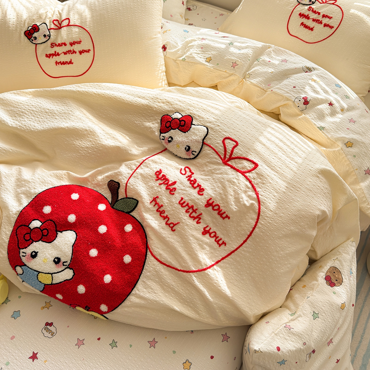 91家纺网 家纺一手货源 找家纺 优承佳生活馆 2026新款高克重超柔泡芙双层纱面料卡通毛巾绣三件套四件套单被套系列 苹果kt