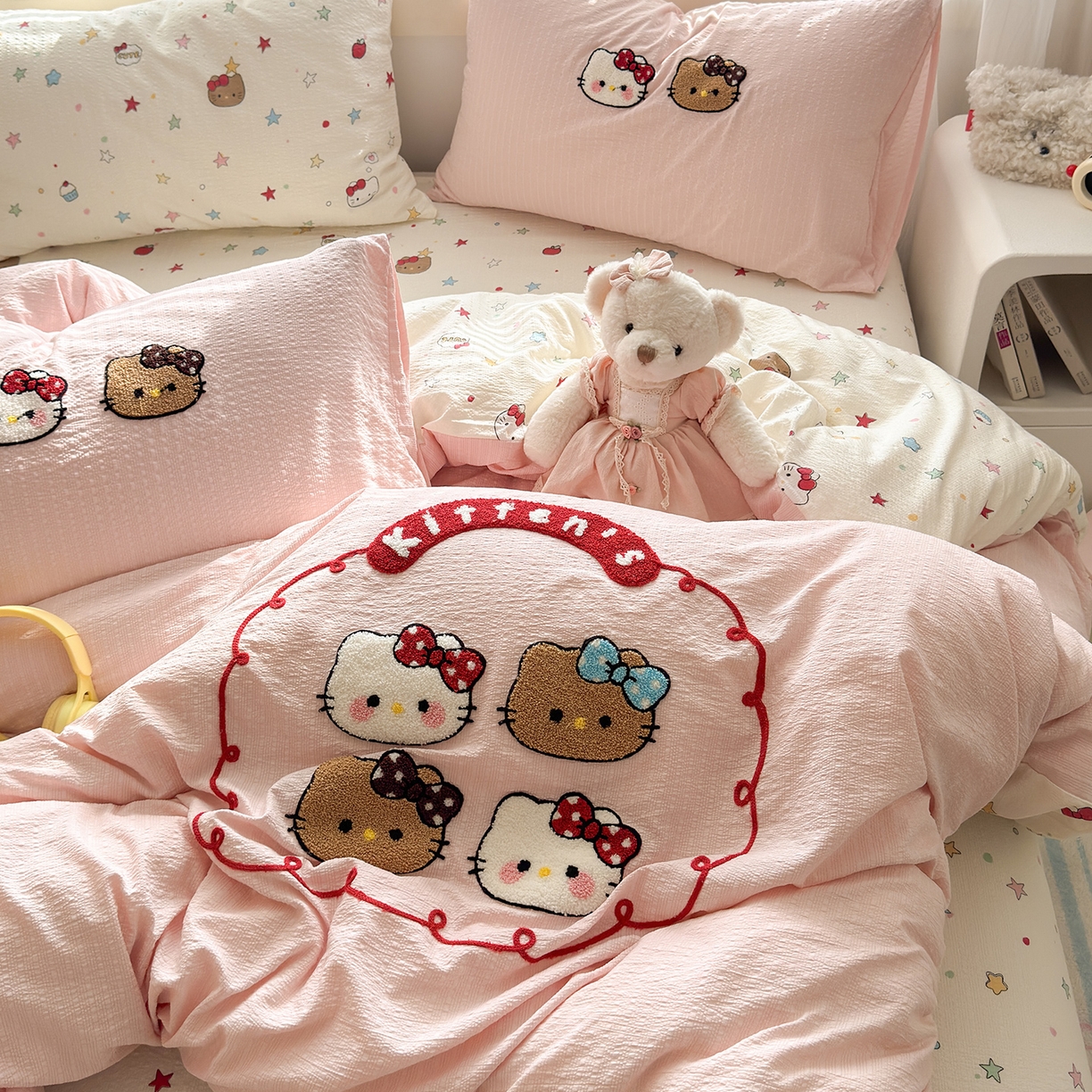 91家纺网 家纺一手货源 找家纺 优承佳生活馆 2026新款高克重超柔泡芙双层纱面料卡通毛巾绣三件套四件套单被套系列 kt喵