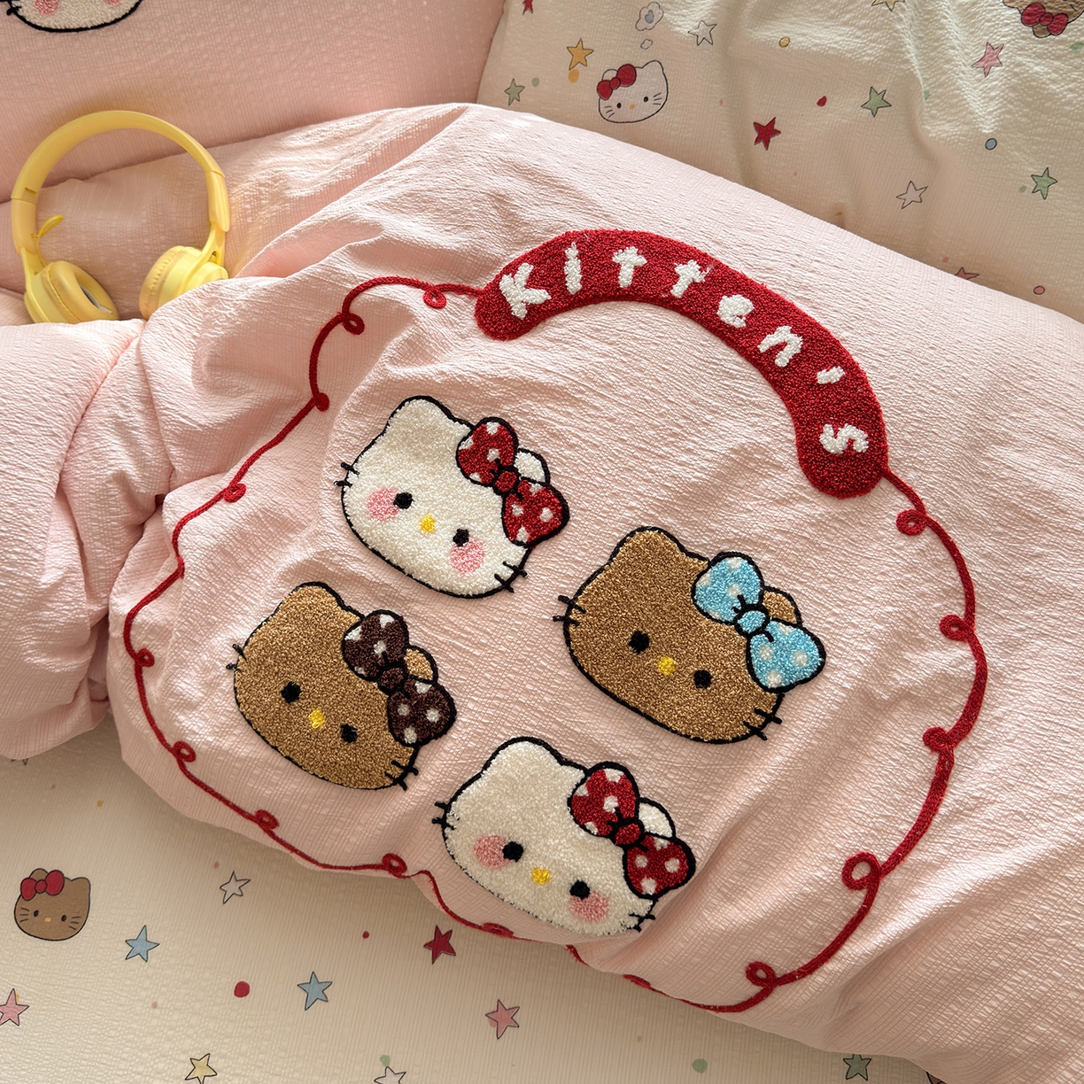 91家纺网 家纺一手货源 找家纺 优承佳生活馆 2026新款高克重超柔泡芙双层纱面料卡通毛巾绣三件套四件套单被套系列 kt喵