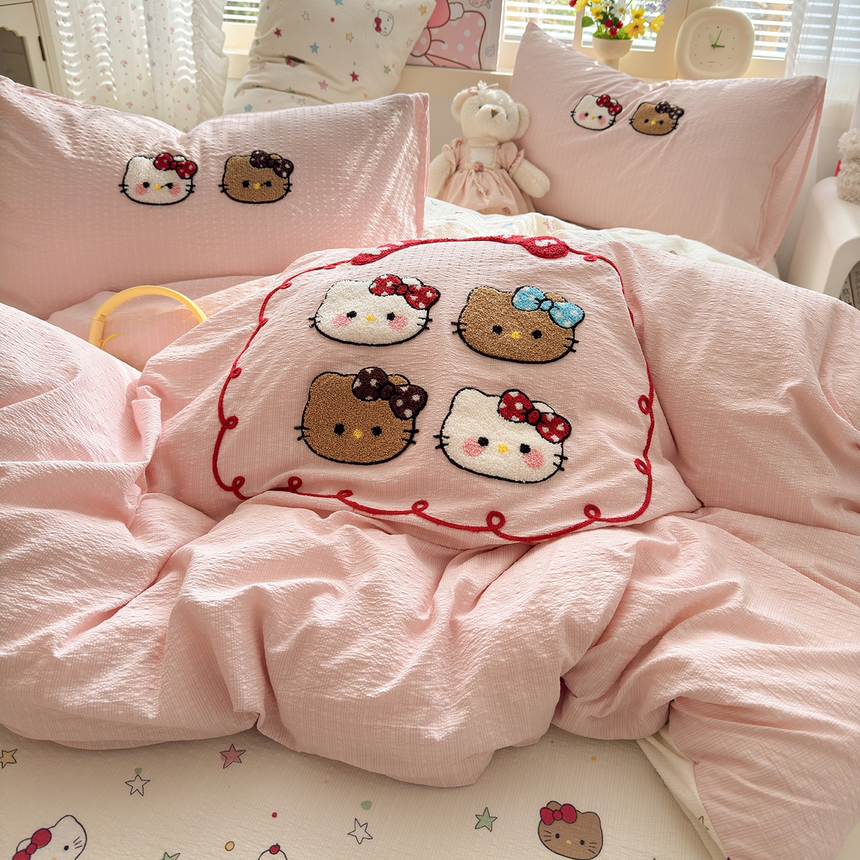 91家纺网 家纺一手货源 找家纺 优承佳生活馆 2026新款高克重超柔泡芙双层纱面料卡通毛巾绣三件套四件套单被套系列 kt喵