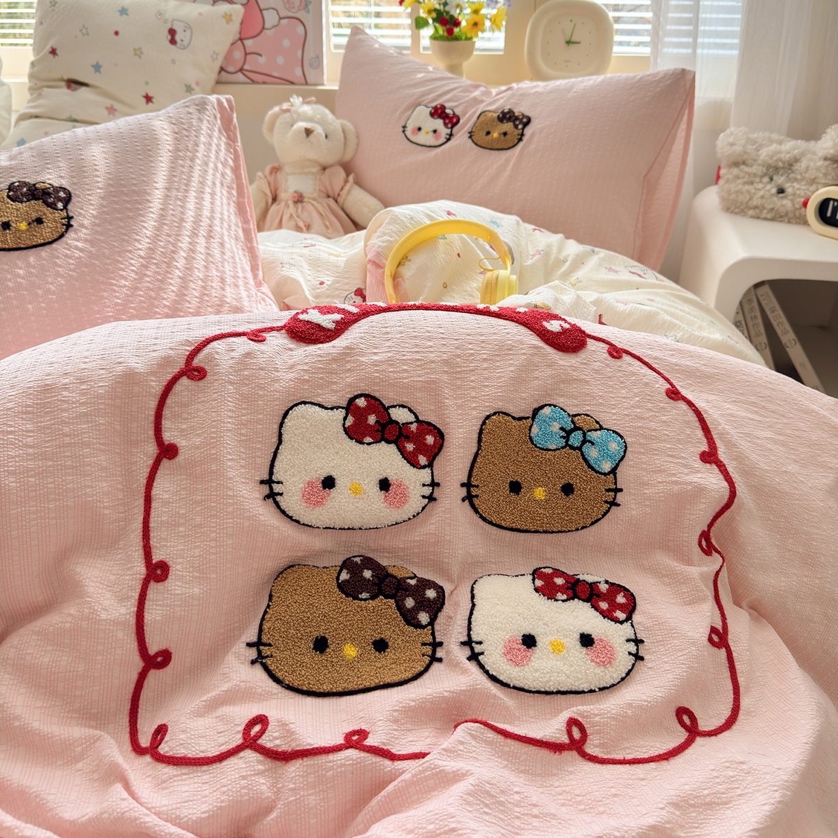 91家纺网 家纺一手货源 找家纺 优承佳生活馆 2026新款高克重超柔泡芙双层纱面料卡通毛巾绣三件套四件套单被套系列 kt喵