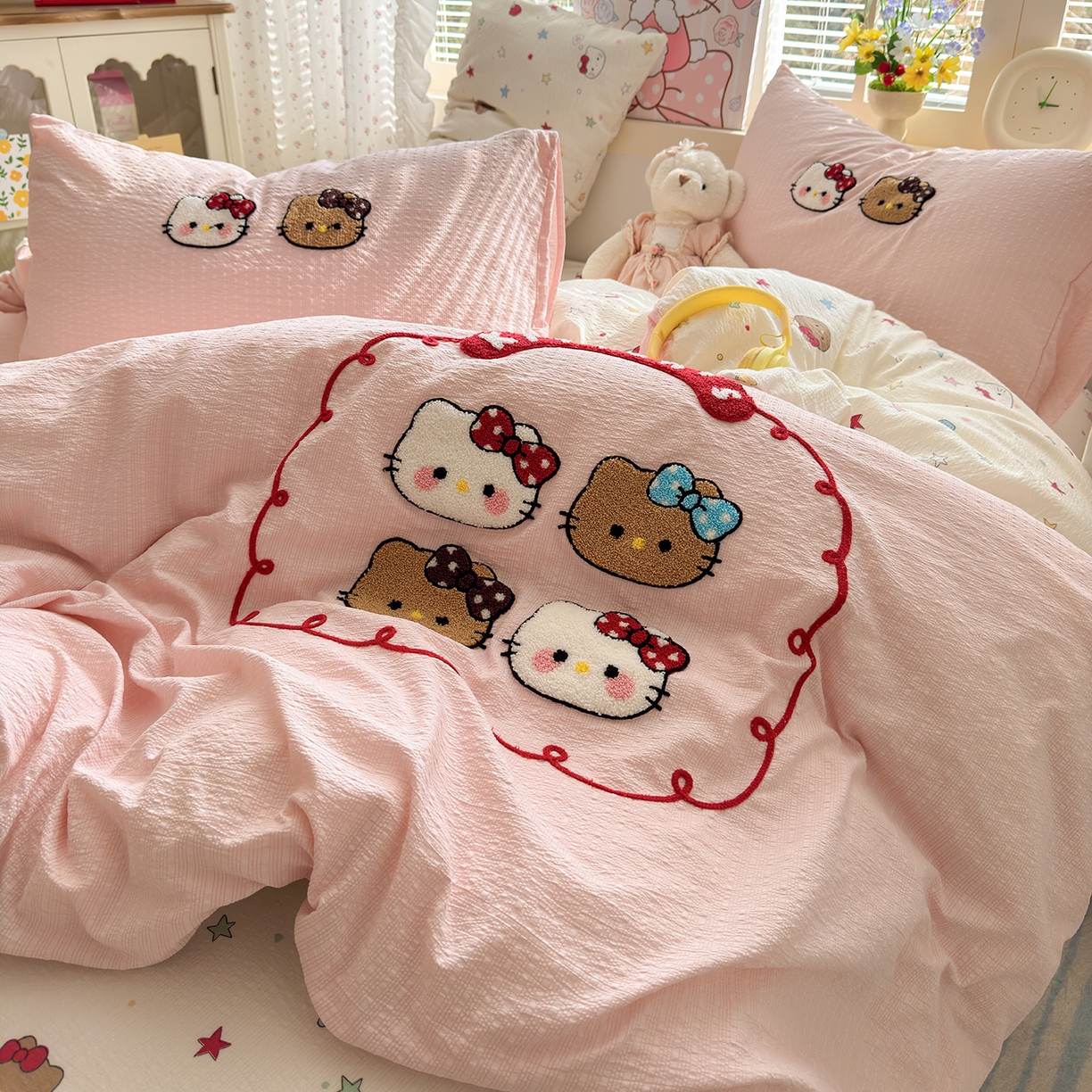 91家纺网 家纺一手货源 找家纺 优承佳生活馆 2026新款高克重超柔泡芙双层纱面料卡通毛巾绣三件套四件套单被套系列 kt喵