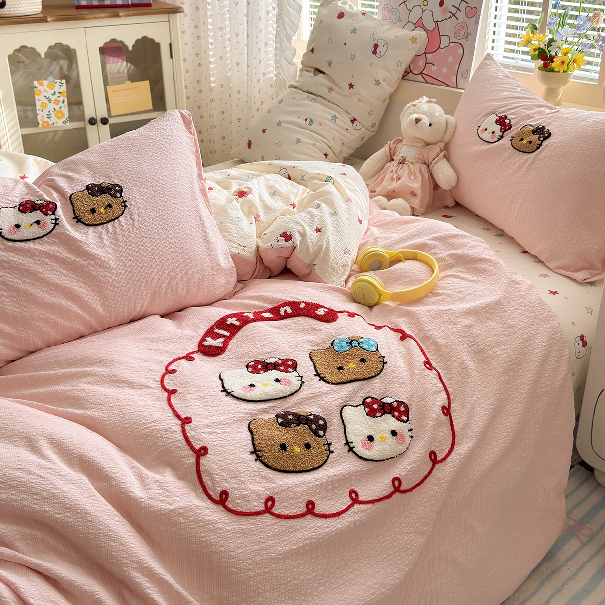 91家纺网 家纺一手货源 找家纺 优承佳生活馆 2026新款高克重超柔泡芙双层纱面料卡通毛巾绣三件套四件套单被套系列 kt喵