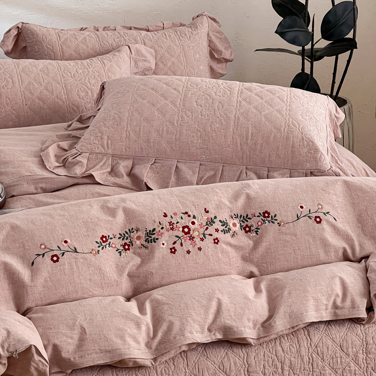 91家纺网 家纺一手货源 找家纺 橙子家居 2026新款全棉棉麻绣花被套棉花床盖四件套 棉麻-粉色