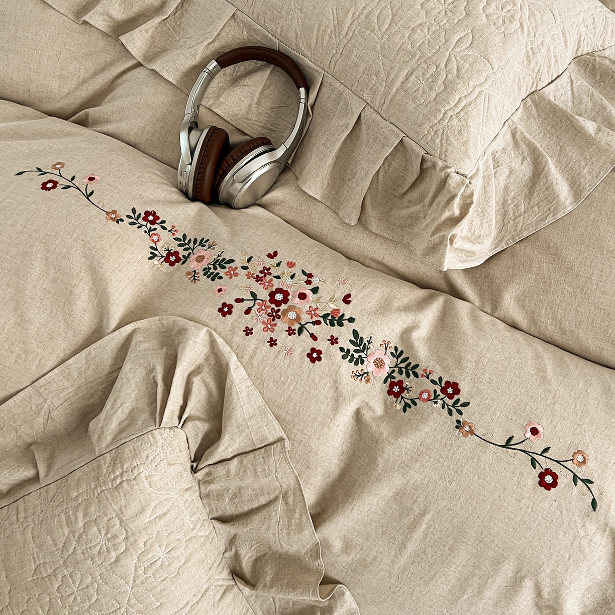 91家纺网 家纺一手货源 找家纺 橙子家居 2026新款全棉棉麻绣花被套棉花床盖四件套 棉麻-咖色