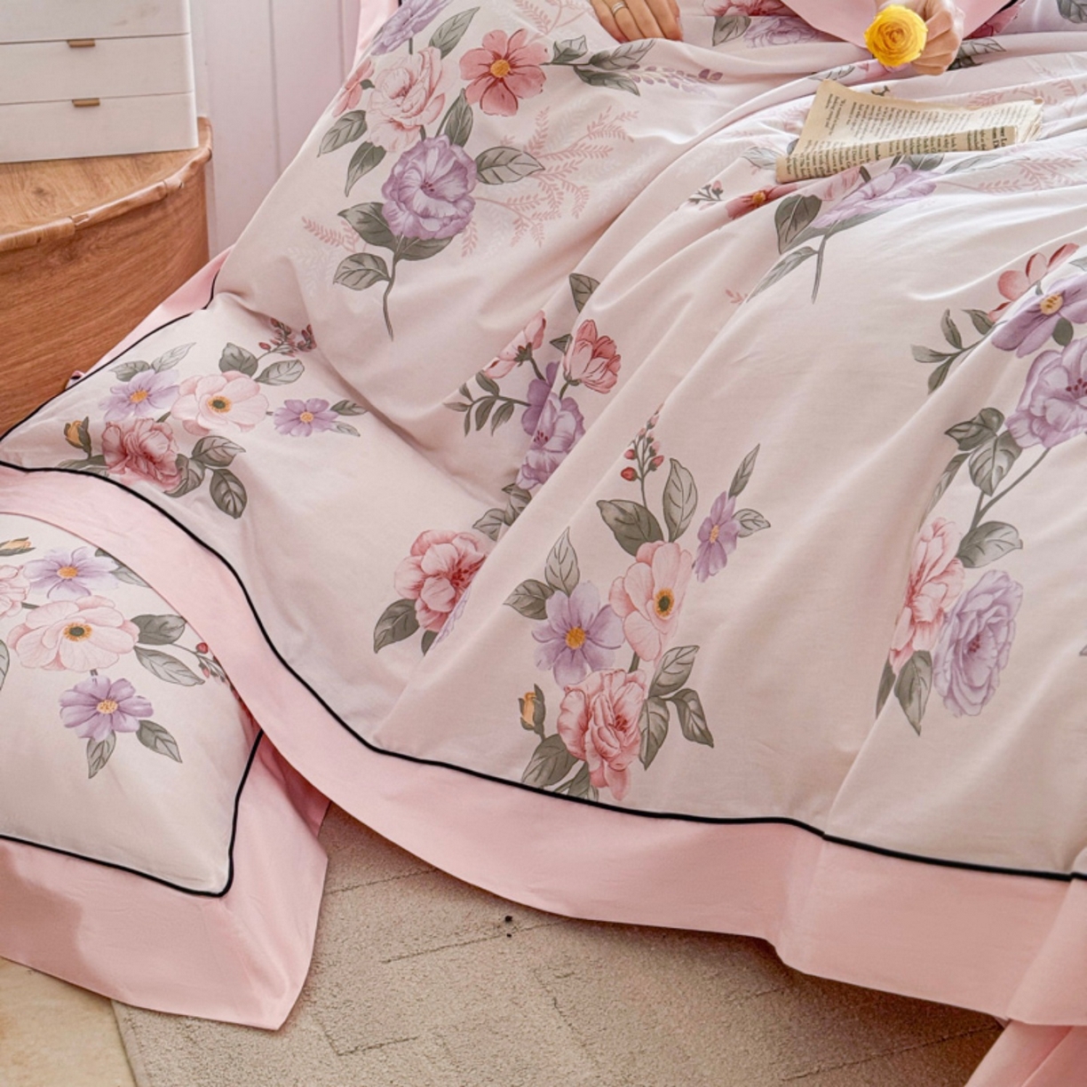 91家纺网 家纺一手货源 找家纺 7V 2026新款嵌绳宽边纯棉四件套13376全棉小清新喷气宽幅长绒棉被套床单床笠套件 落花