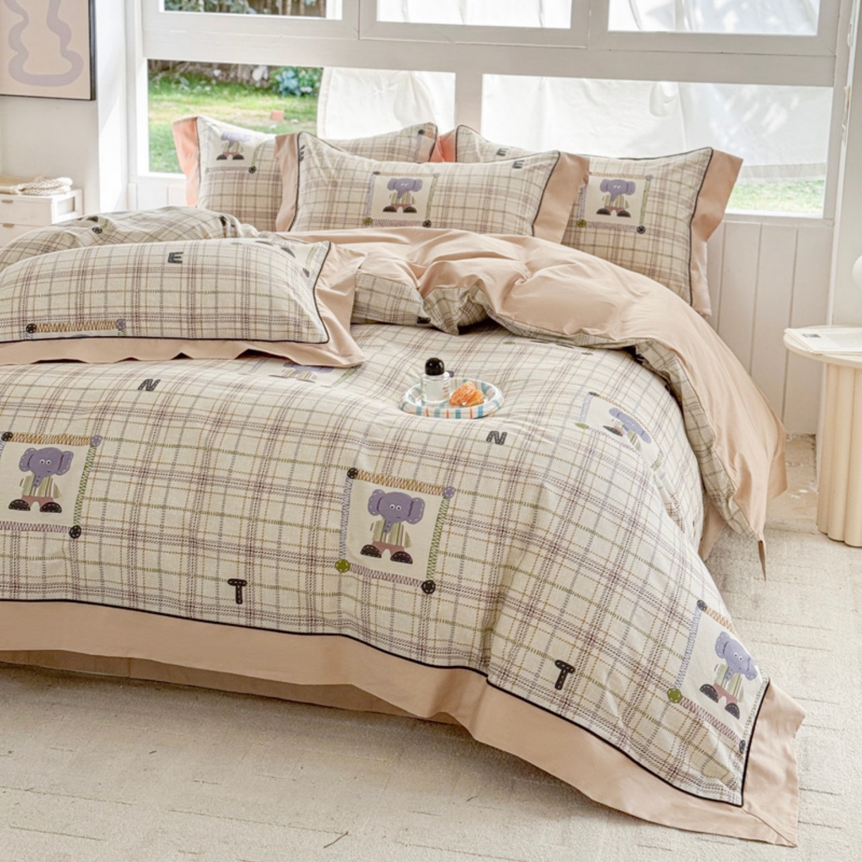 91家纺网 家纺一手货源 找家纺 7V 2026新款嵌绳宽边纯棉四件套13376全棉小清新喷气宽幅长绒棉被套床单床笠套件 小象咖