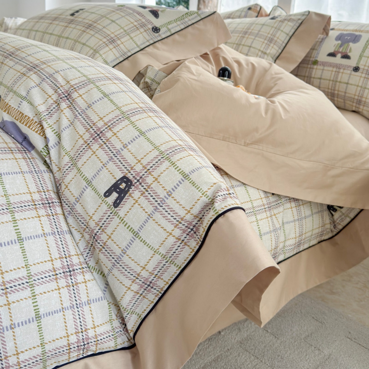 91家纺网 家纺一手货源 找家纺 7V 2026新款嵌绳宽边纯棉四件套13376全棉小清新喷气宽幅长绒棉被套床单床笠套件 小象咖