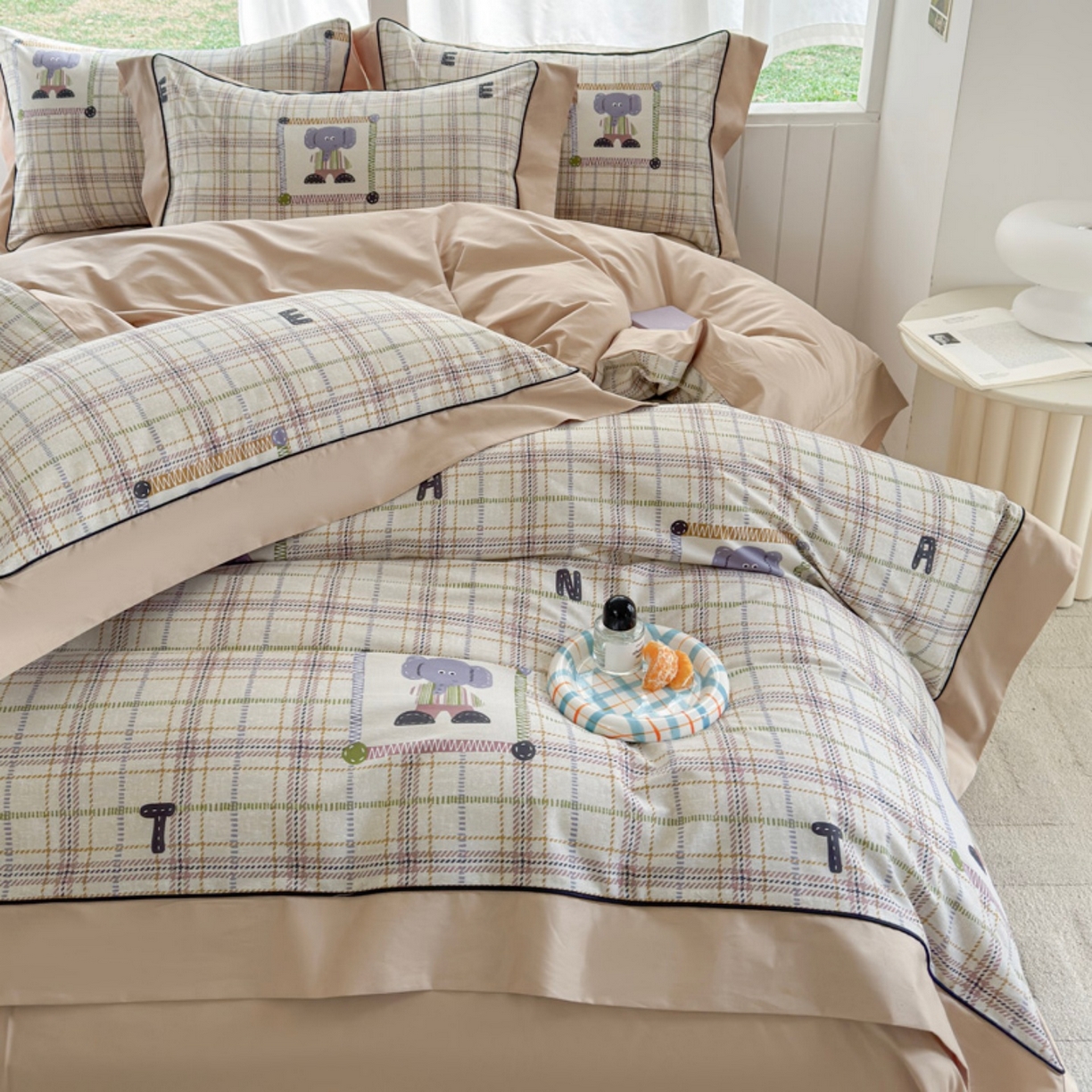 91家纺网 家纺一手货源 找家纺 7V 2026新款嵌绳宽边纯棉四件套13376全棉小清新喷气宽幅长绒棉被套床单床笠套件 小象咖