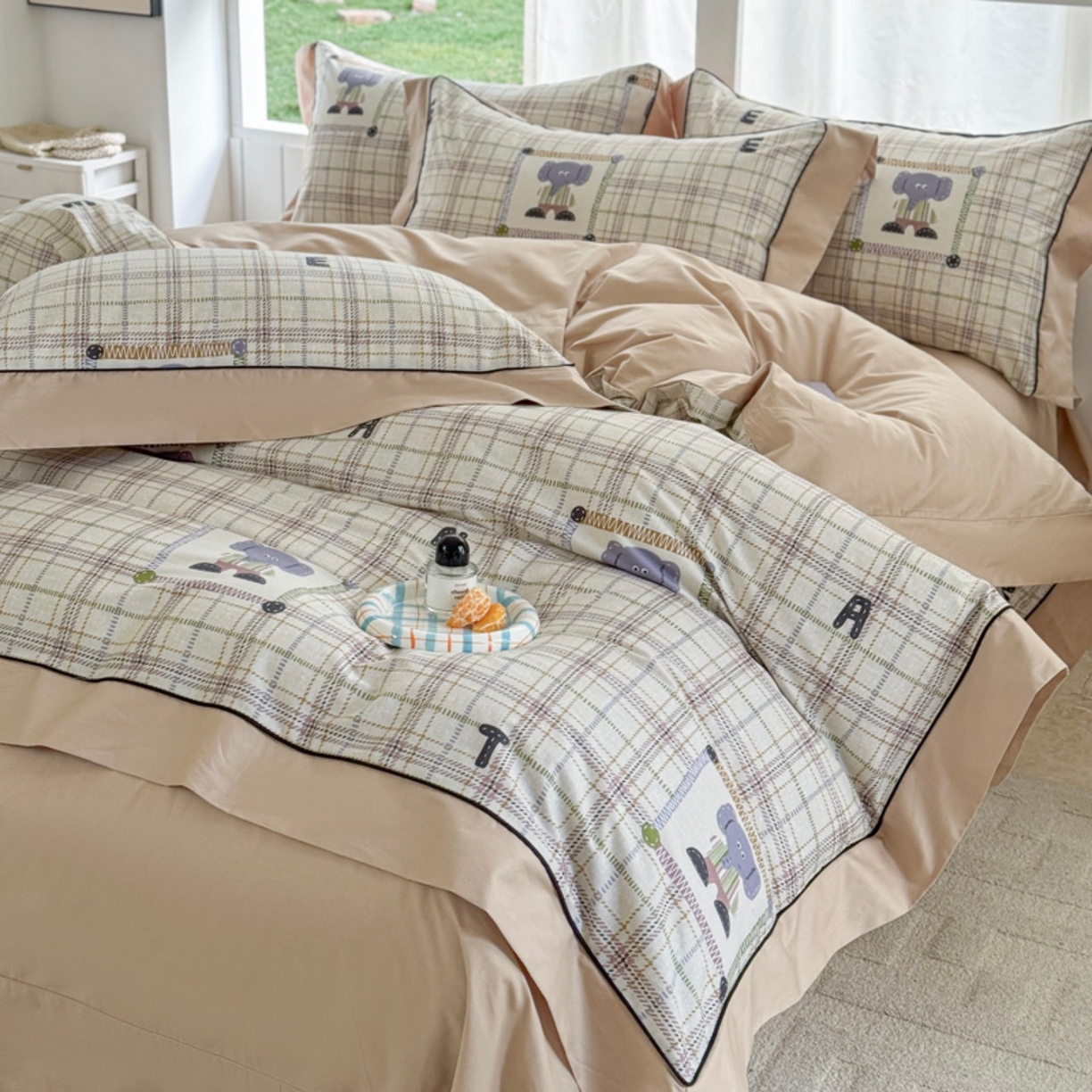 91家纺网 家纺一手货源 找家纺 7V 2026新款嵌绳宽边纯棉四件套13376全棉小清新喷气宽幅长绒棉被套床单床笠套件 小象咖