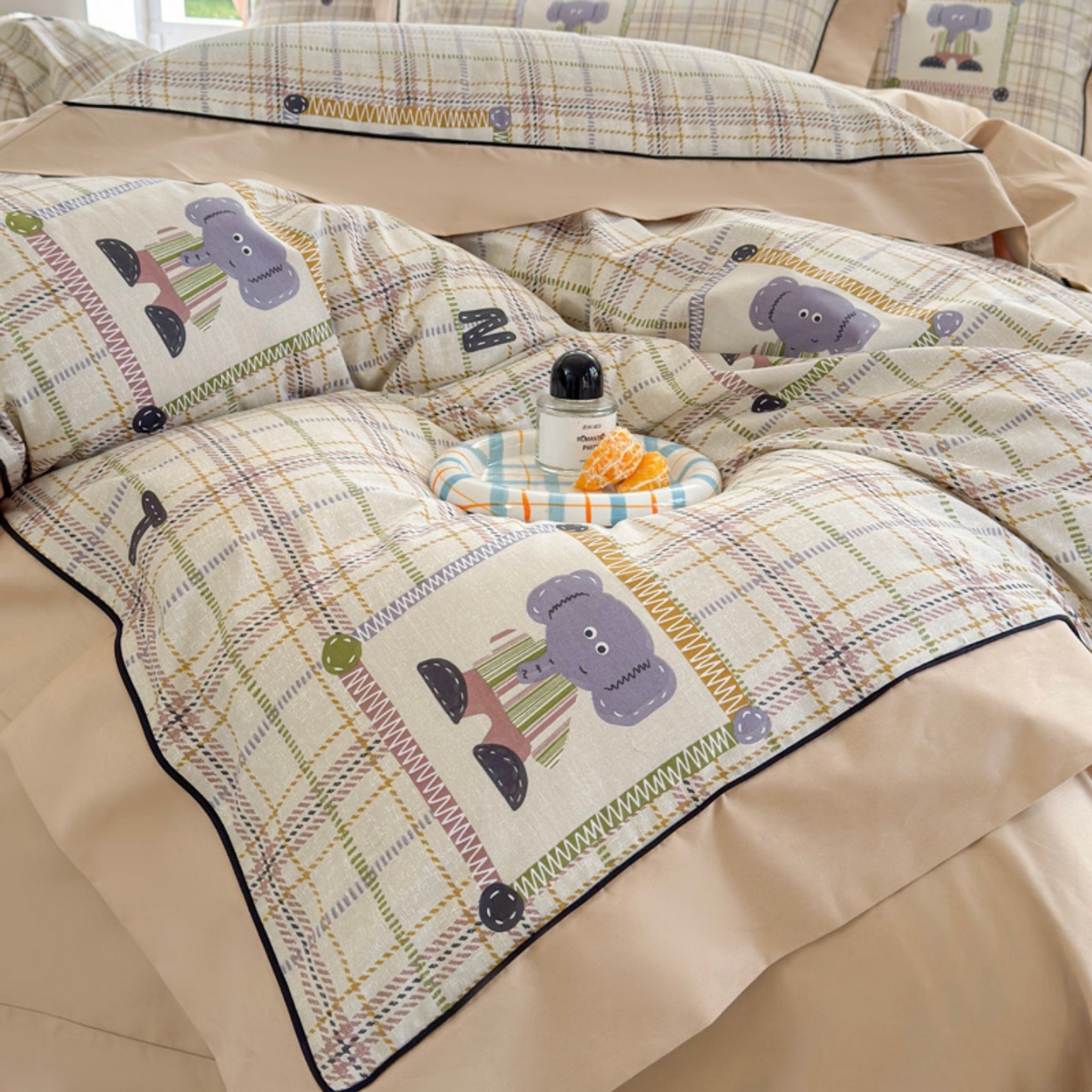 91家纺网 家纺一手货源 找家纺 7V 2026新款嵌绳宽边纯棉四件套13376全棉小清新喷气宽幅长绒棉被套床单床笠套件 小象咖