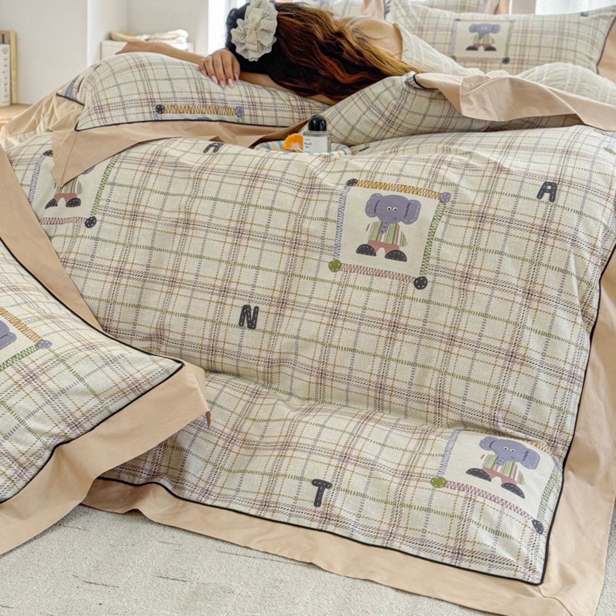 91家纺网 家纺一手货源 找家纺 7V 2026新款嵌绳宽边纯棉四件套13376全棉小清新喷气宽幅长绒棉被套床单床笠套件 小象咖