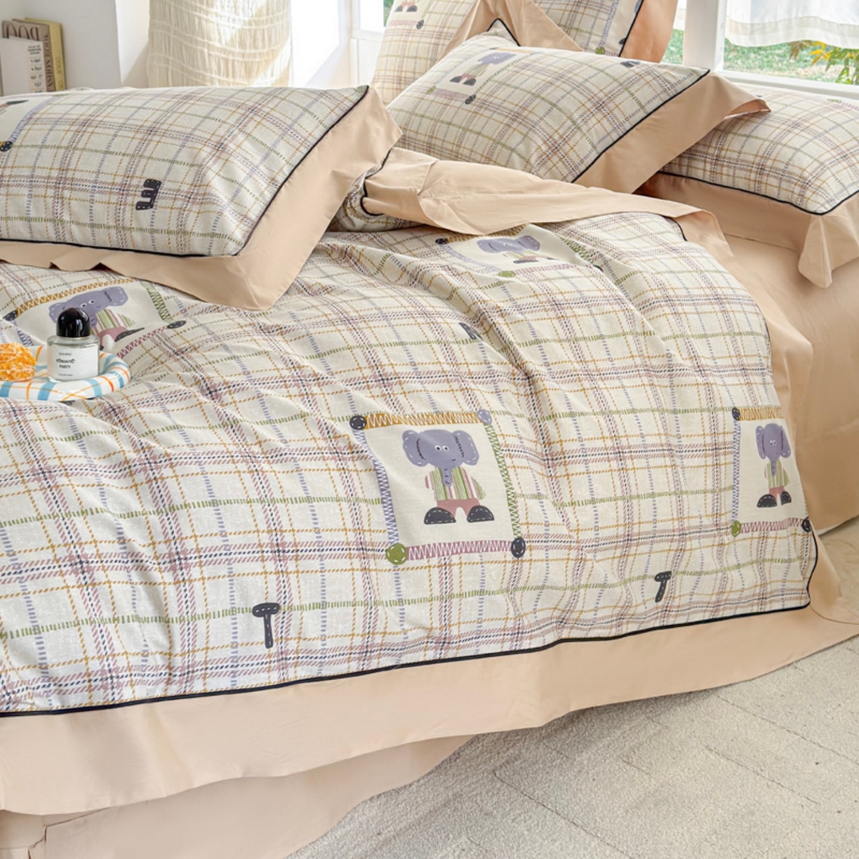 91家纺网 家纺一手货源 找家纺 7V 2026新款嵌绳宽边纯棉四件套13376全棉小清新喷气宽幅长绒棉被套床单床笠套件 小象咖