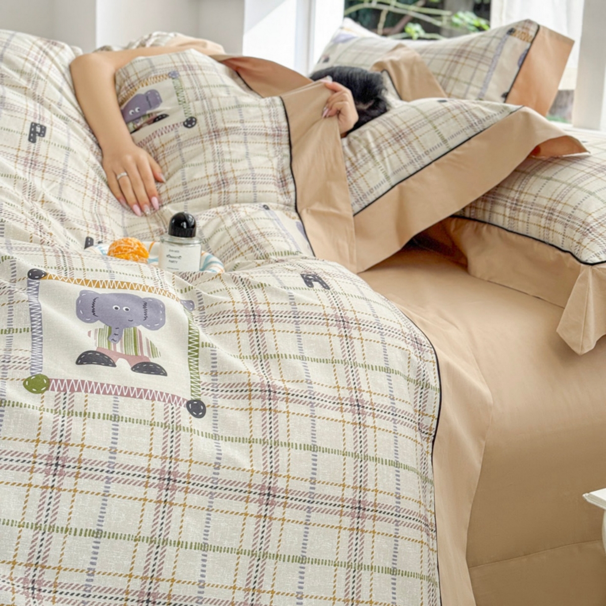 91家纺网 家纺一手货源 找家纺 7V 2026新款嵌绳宽边纯棉四件套13376全棉小清新喷气宽幅长绒棉被套床单床笠套件 小象咖