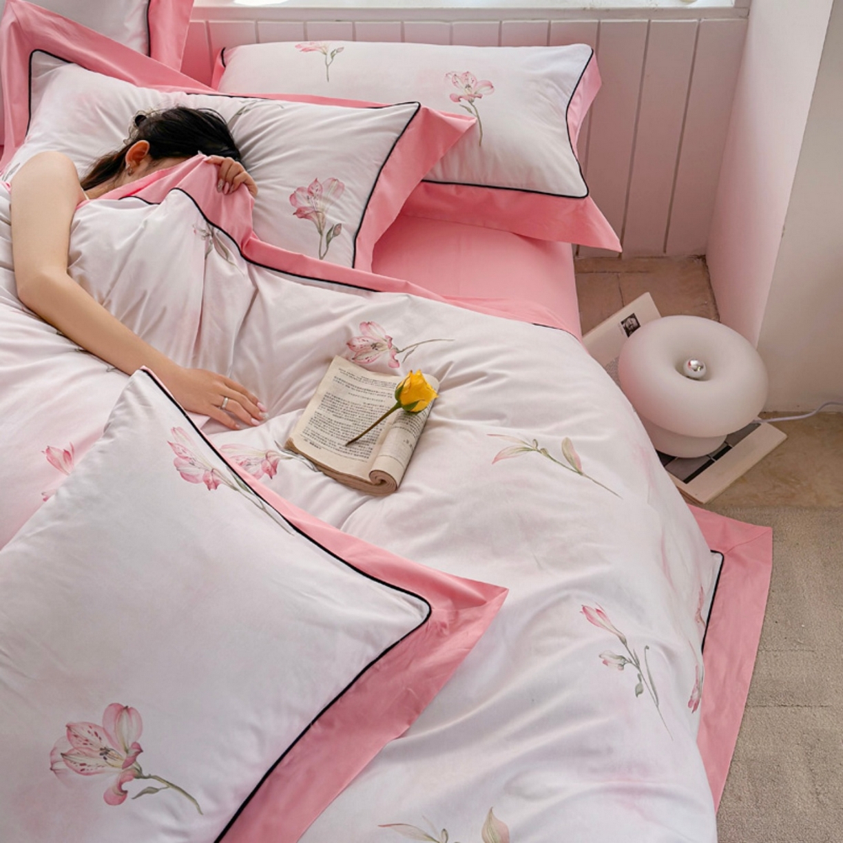 91家纺网 家纺一手货源 找家纺 7V 2026新款嵌绳宽边纯棉四件套13376全棉小清新喷气宽幅长绒棉被套床单床笠套件 一见倾心