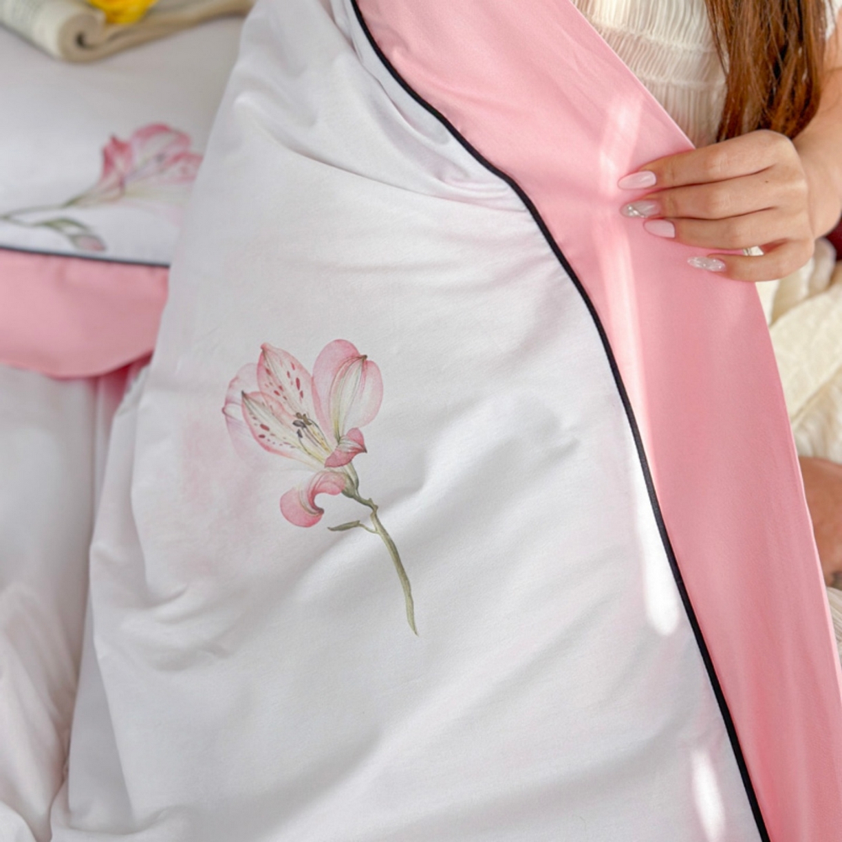 91家纺网 家纺一手货源 找家纺 7V 2026新款嵌绳宽边纯棉四件套13376全棉小清新喷气宽幅长绒棉被套床单床笠套件 一见倾心