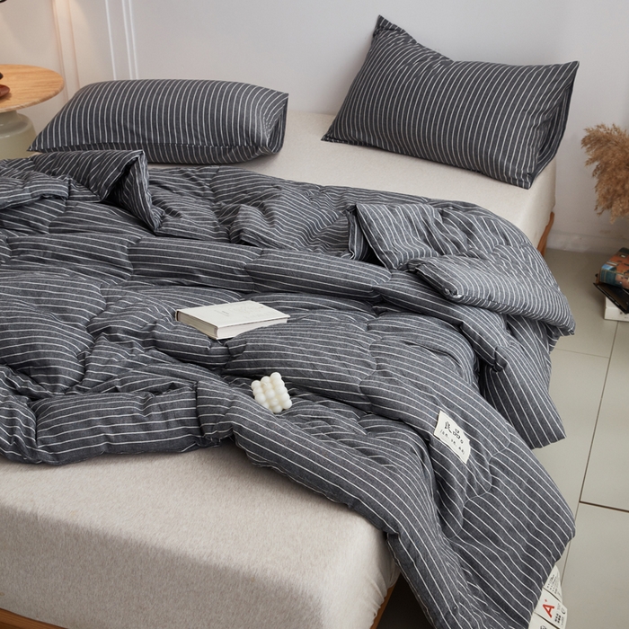 91家纺网 家纺一手货源 找家纺 尊妙被业 2026新款全棉色织水洗棉春秋被夏被-叠拍 灰细条