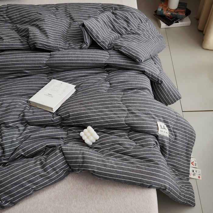 91家纺网 家纺一手货源 找家纺 尊妙被业 2026新款全棉色织水洗棉春秋被夏被-叠拍 灰细条