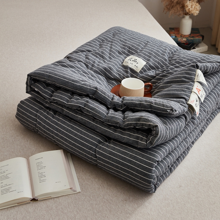 91家纺网 家纺一手货源 找家纺 尊妙被业 2026新款全棉色织水洗棉春秋被夏被-叠拍 灰细条