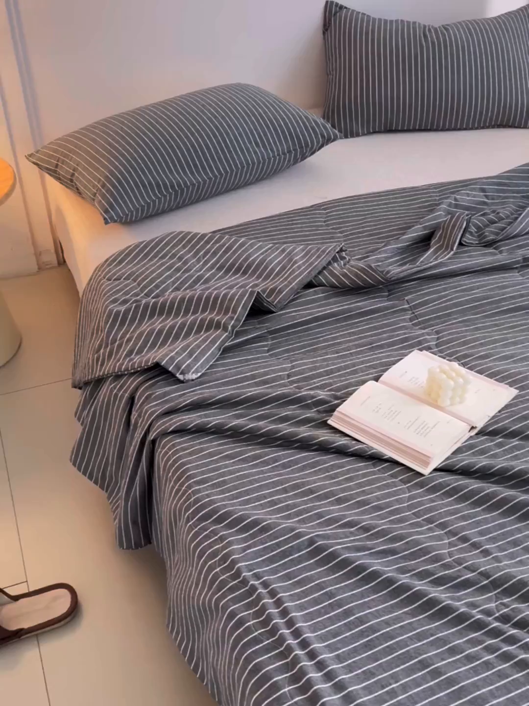 91家纺网 家纺一手货源 找家纺 尊妙被业 2026新款全棉色织水洗棉春秋被夏被-叠拍 灰细条