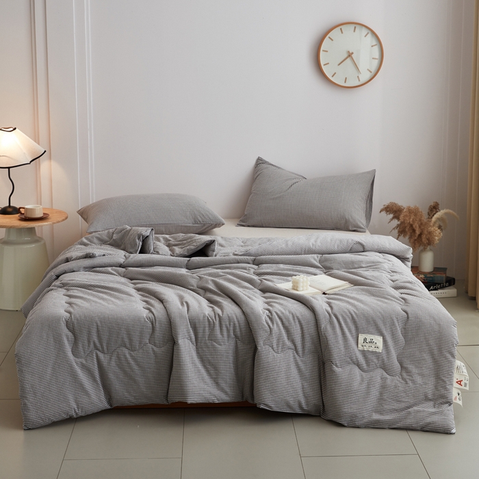 91家纺网 家纺一手货源 找家纺 尊妙被业 2026新款全棉色织水洗棉春秋被夏被-叠拍 蜜格-灰