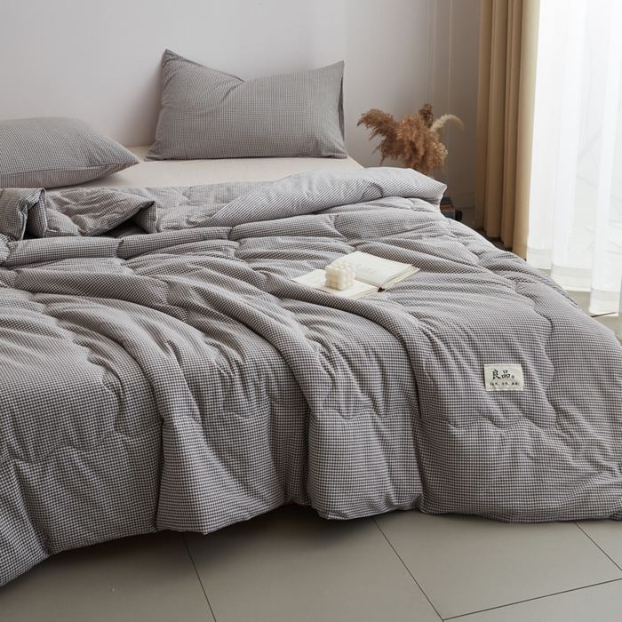 91家纺网 家纺一手货源 找家纺 尊妙被业 2026新款全棉色织水洗棉春秋被夏被-叠拍 蜜格-灰