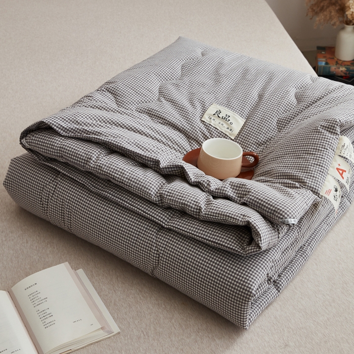 91家纺网 家纺一手货源 找家纺 尊妙被业 2026新款全棉色织水洗棉春秋被夏被-叠拍 蜜格-灰