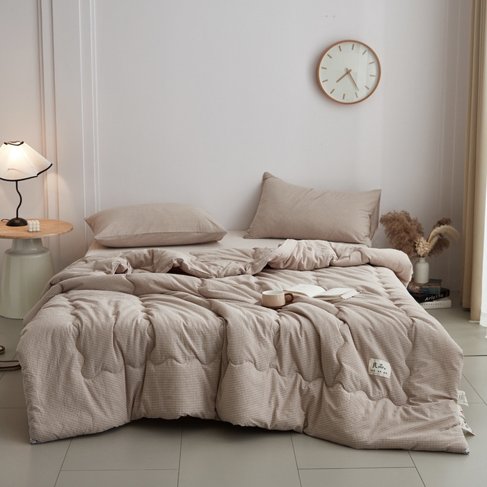 91家纺网 家纺一手货源 找家纺 尊妙被业 2026新款全棉色织水洗棉春秋被夏被-叠拍 蜜格-米