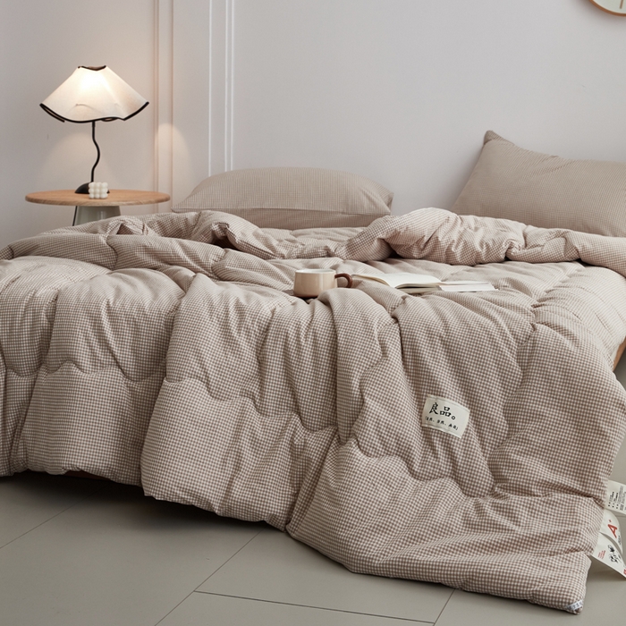 91家纺网 家纺一手货源 找家纺 尊妙被业 2026新款全棉色织水洗棉春秋被夏被-叠拍 蜜格-米
