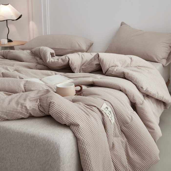 91家纺网 家纺一手货源 找家纺 尊妙被业 2026新款全棉色织水洗棉春秋被夏被-叠拍 蜜格-米